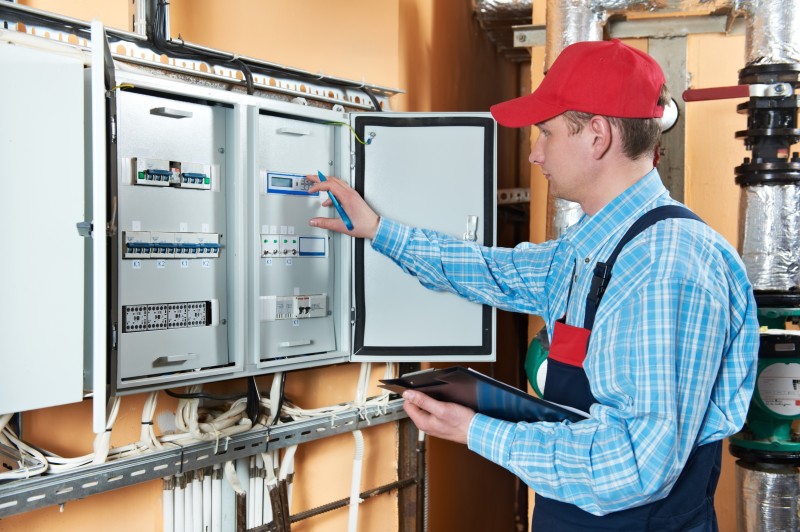 Three Reasons to Work with an Electrician Before Purchasing Home Generators